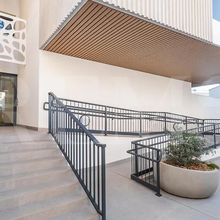 Ideal Coastal Retreat With Terrace & Gym By Rems Apartment