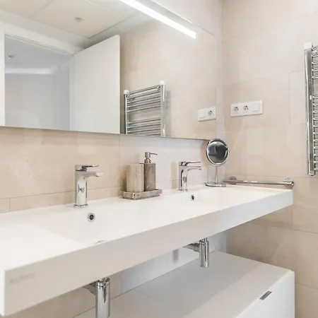 Ideal Coastal Retreat With Terrace & Gym By Rems Apartment